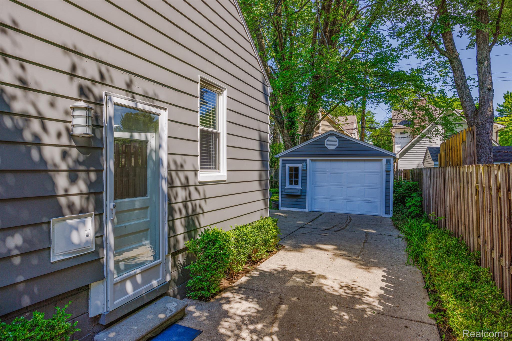 571 BIRD Avenue