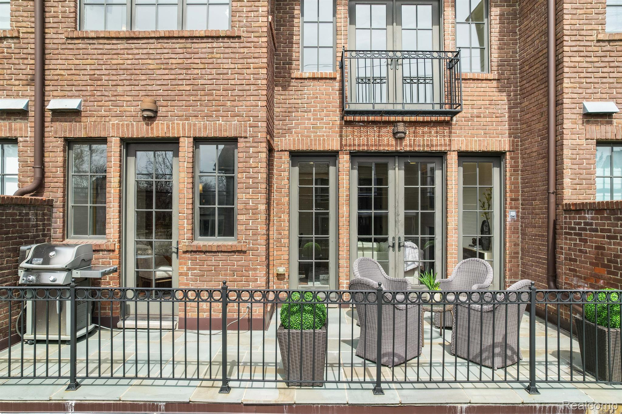 287 W BROWN Street