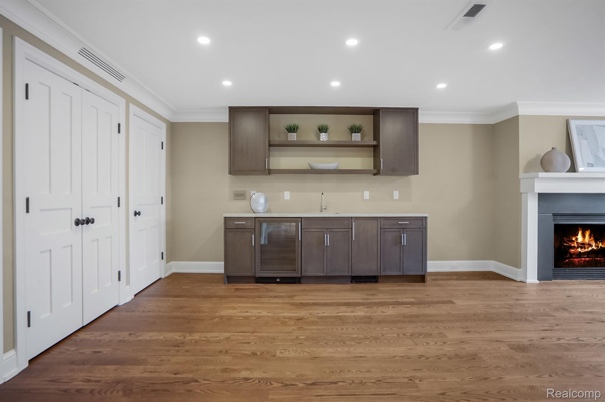 287 W BROWN Street