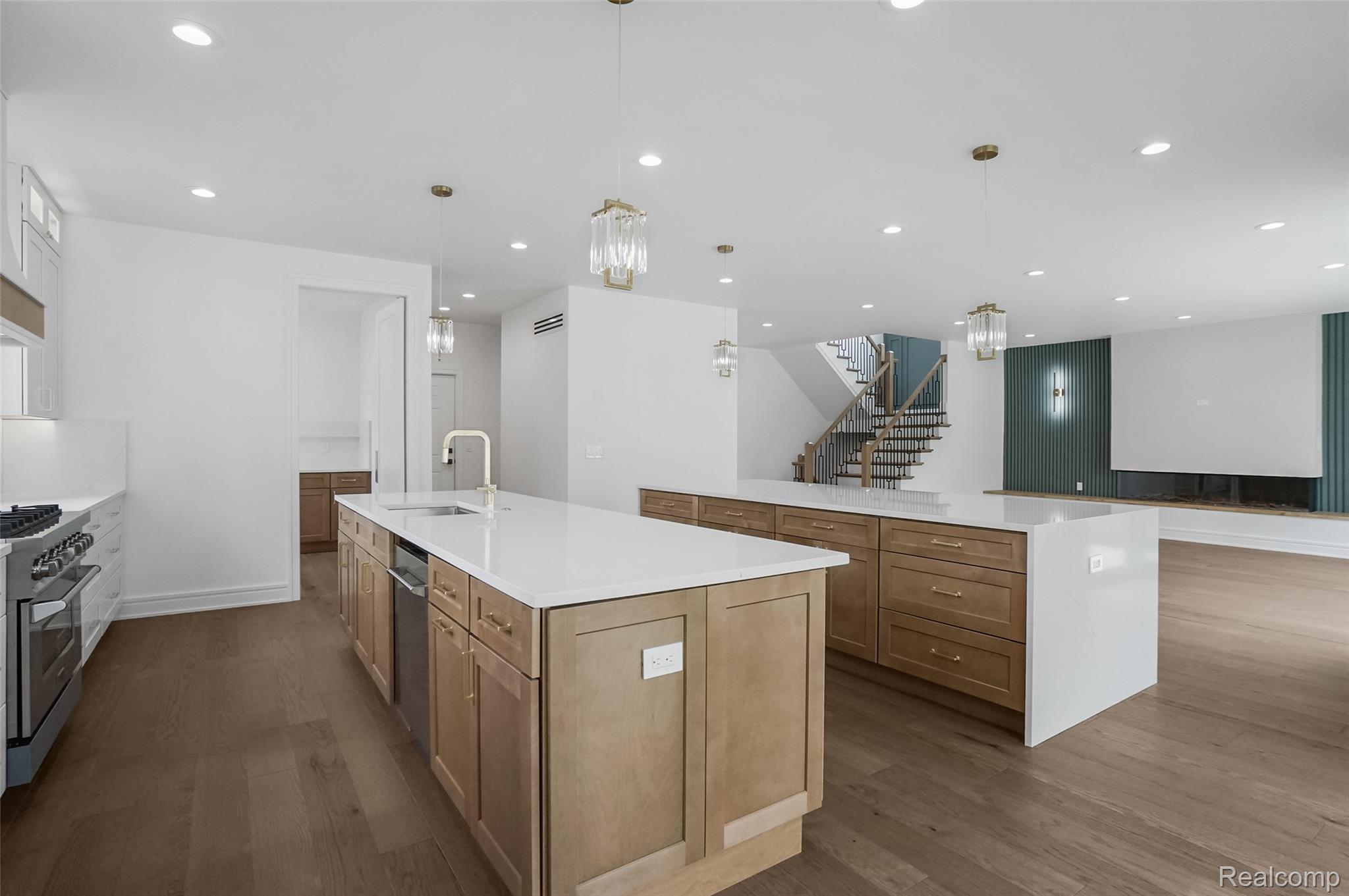 4112 ELMHURST Avenue