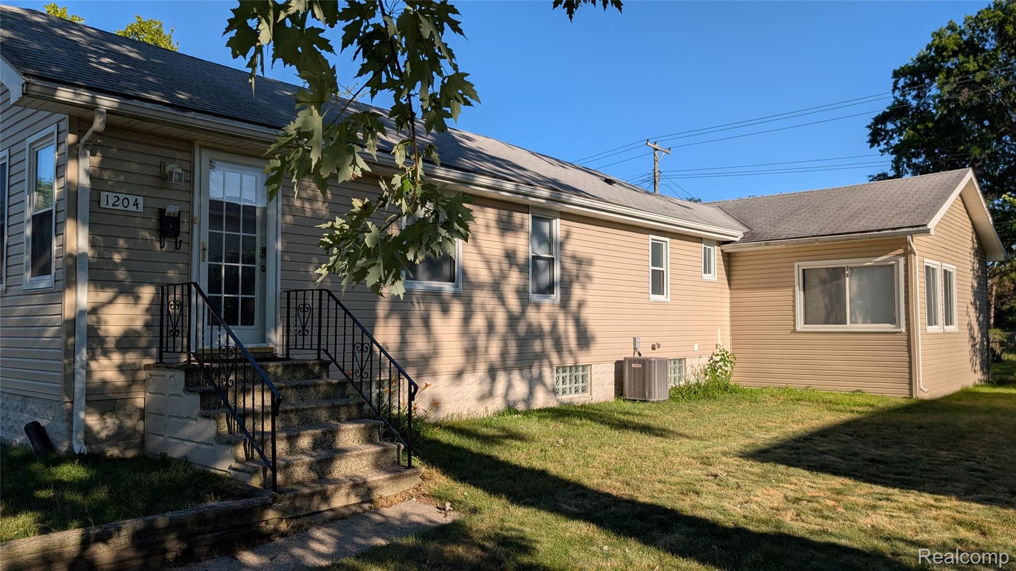 1204 E Pearl Avenue