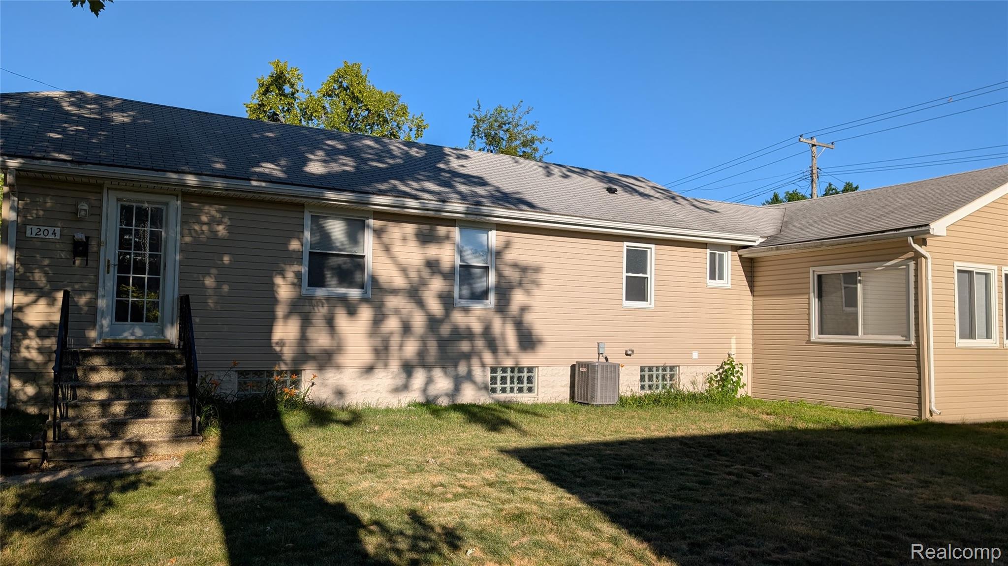 1204 E Pearl Avenue