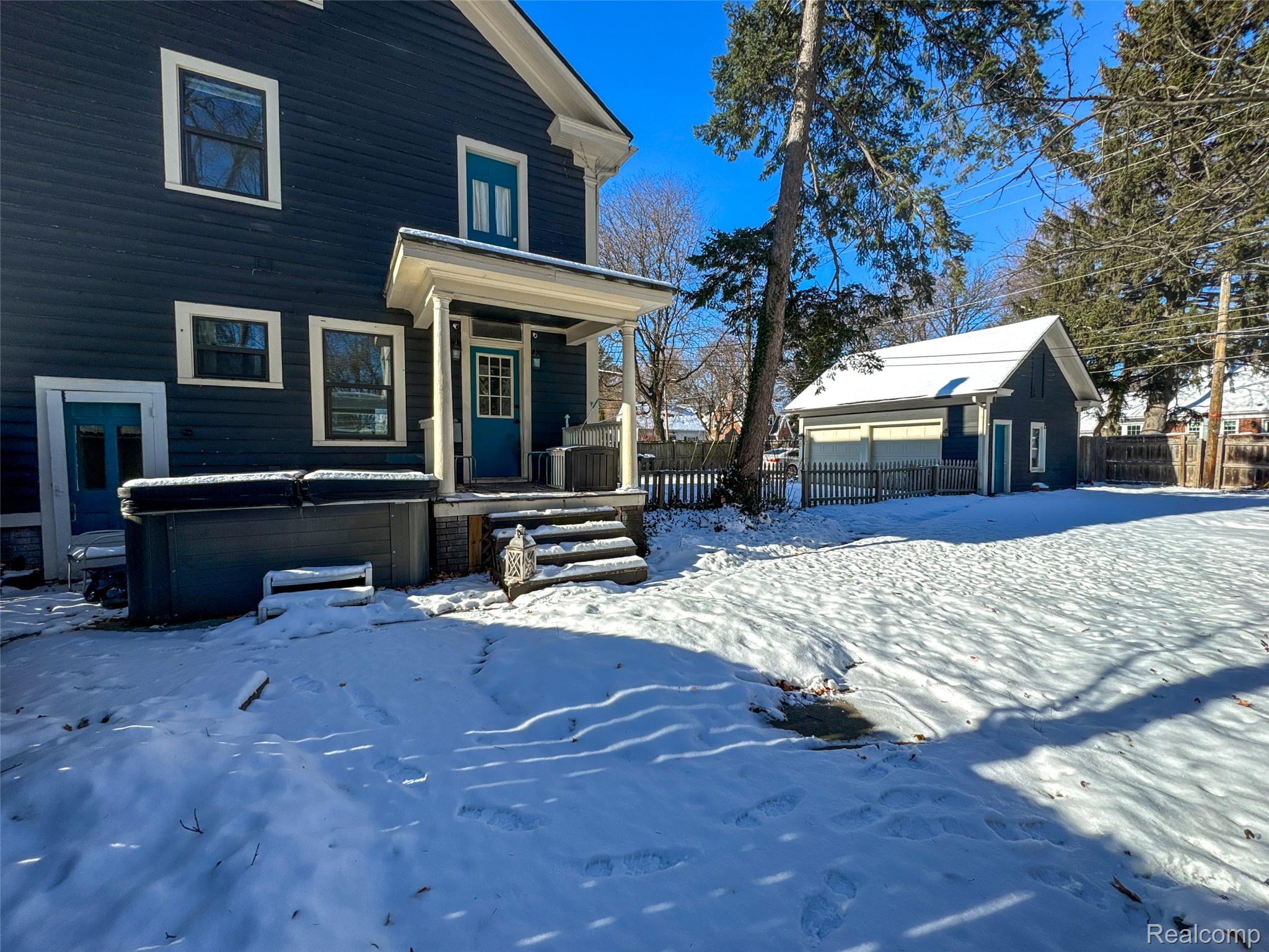 1119 E Maple Road