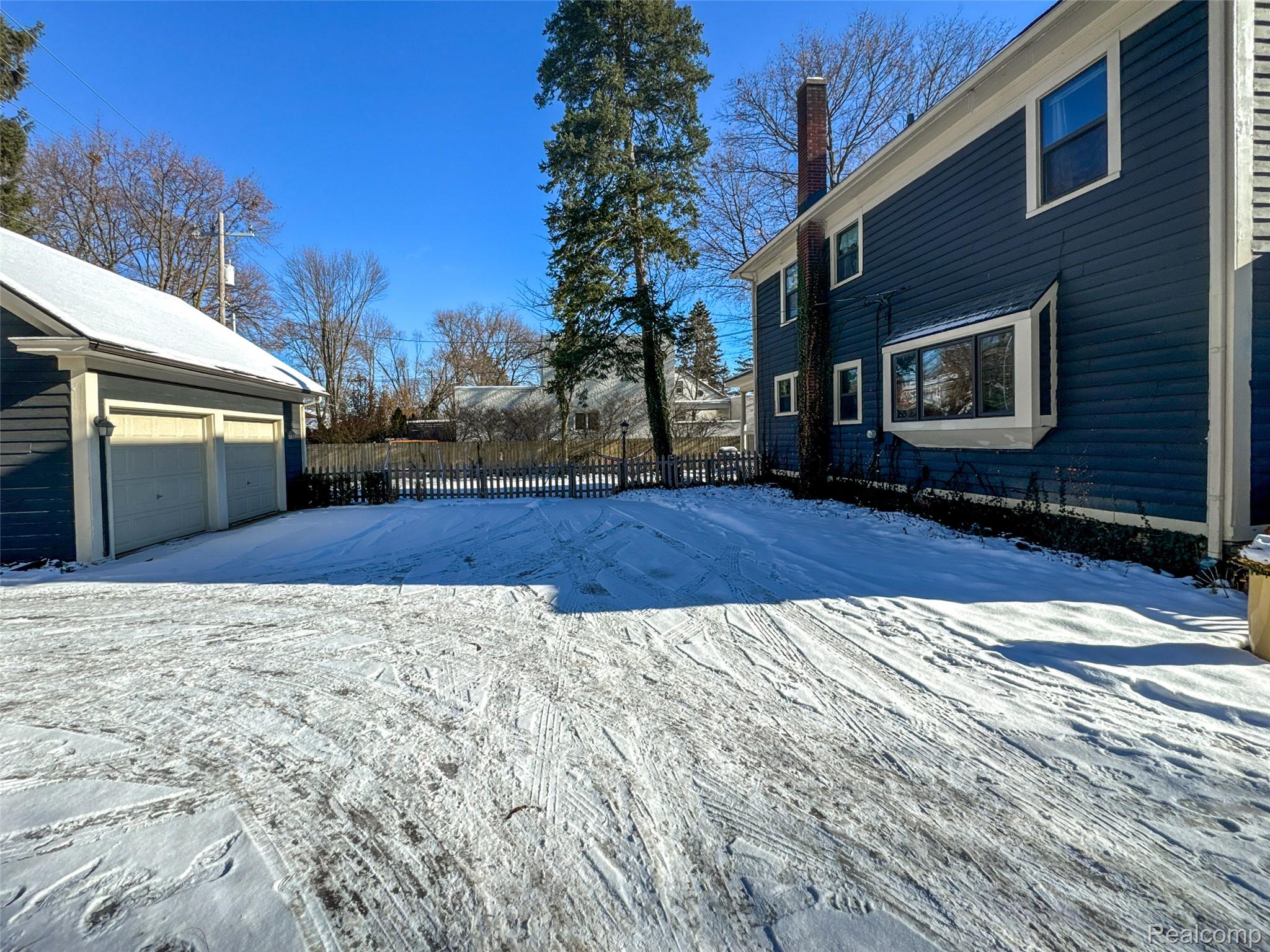 1119 E Maple Road