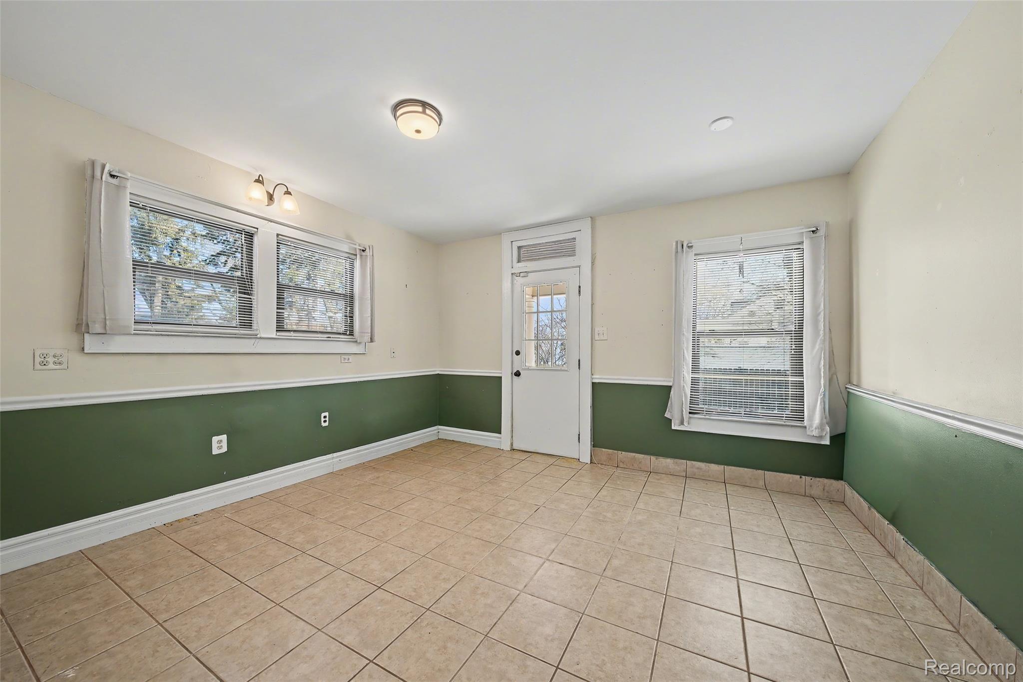 1119 E Maple Road