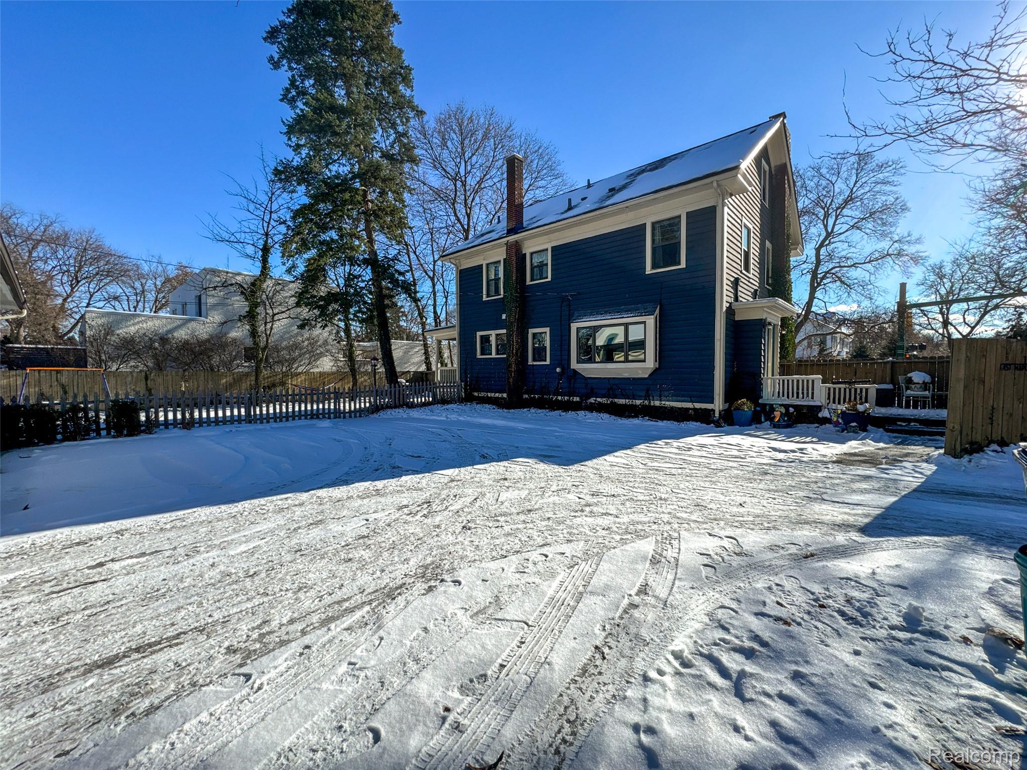1119 E Maple Road