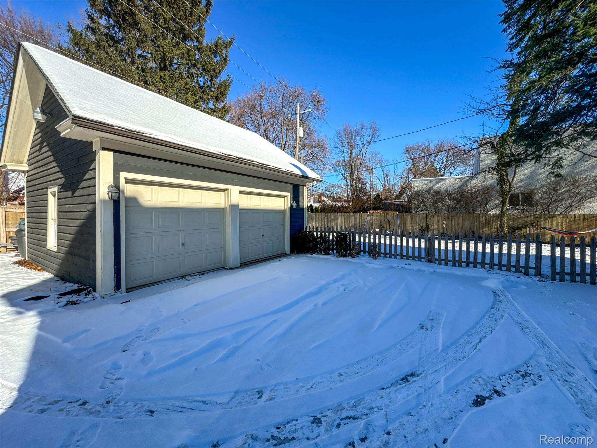 1119 E Maple Road