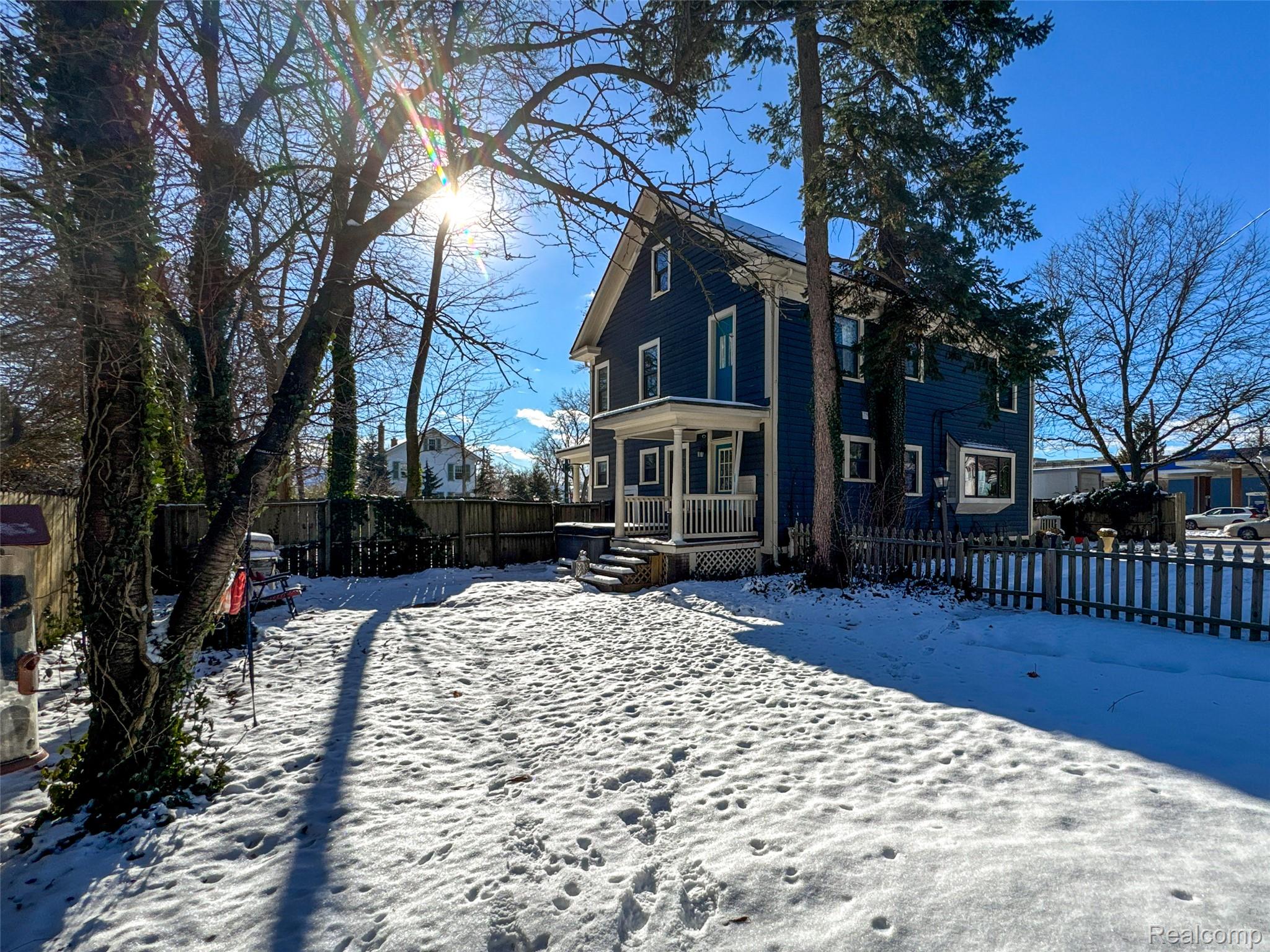 1119 E Maple Road