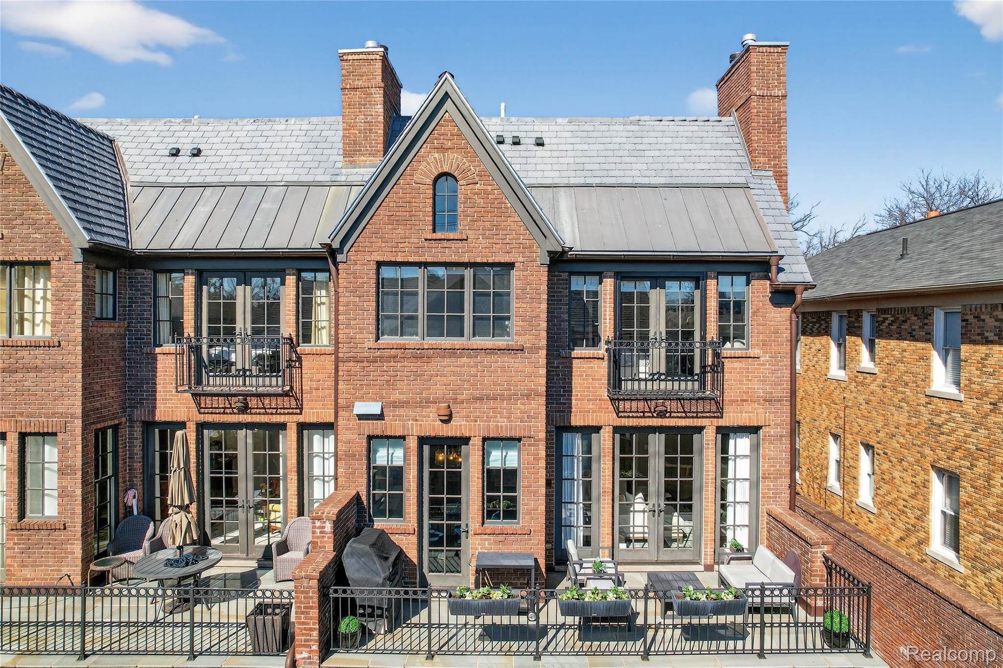 277 W Brown Street