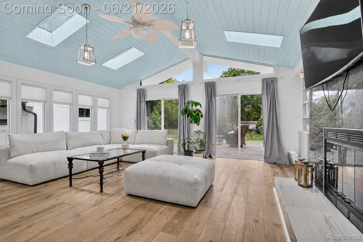 3885 Quarton Road