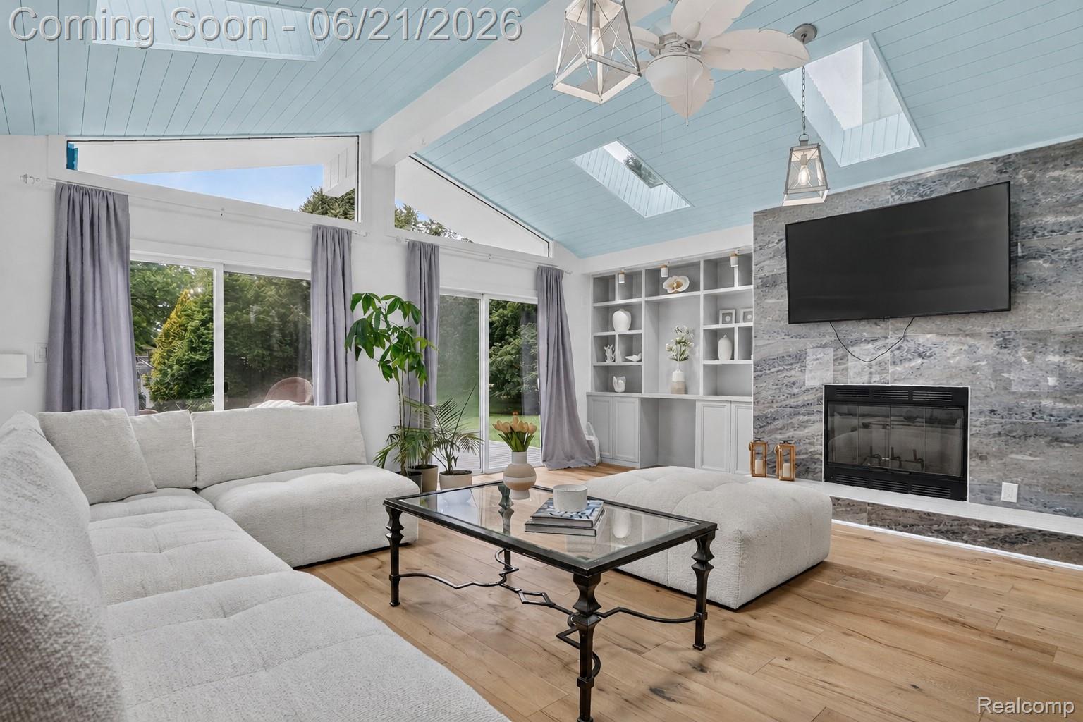 3885 Quarton Road