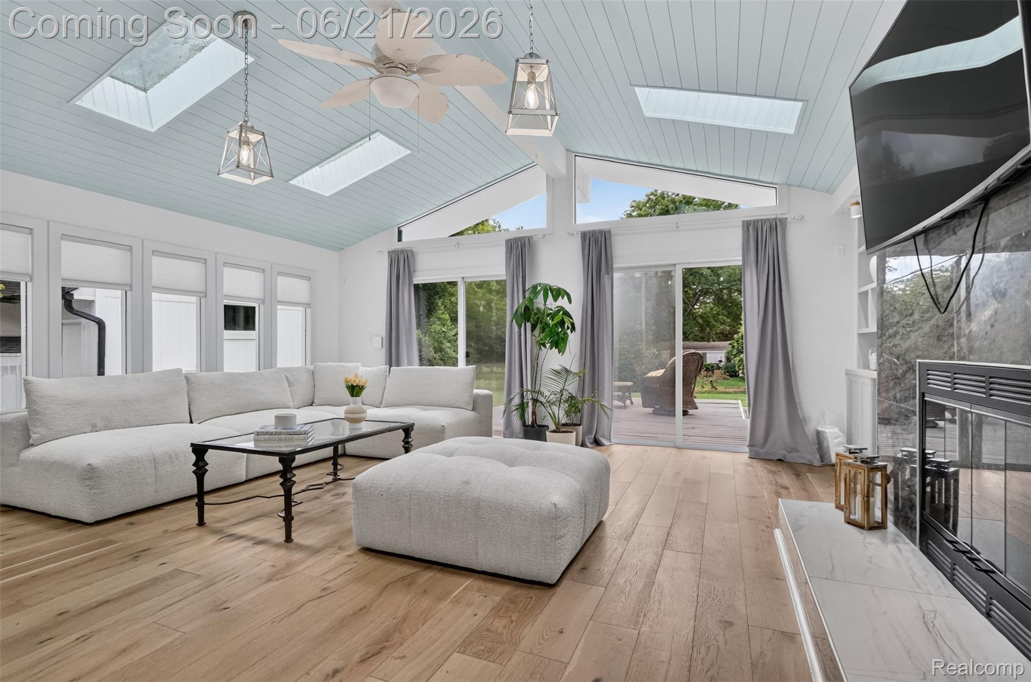 3885 Quarton Road