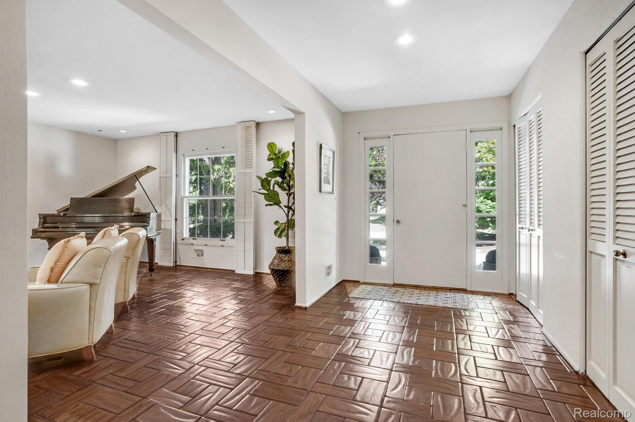 4855 Thorntree Drive