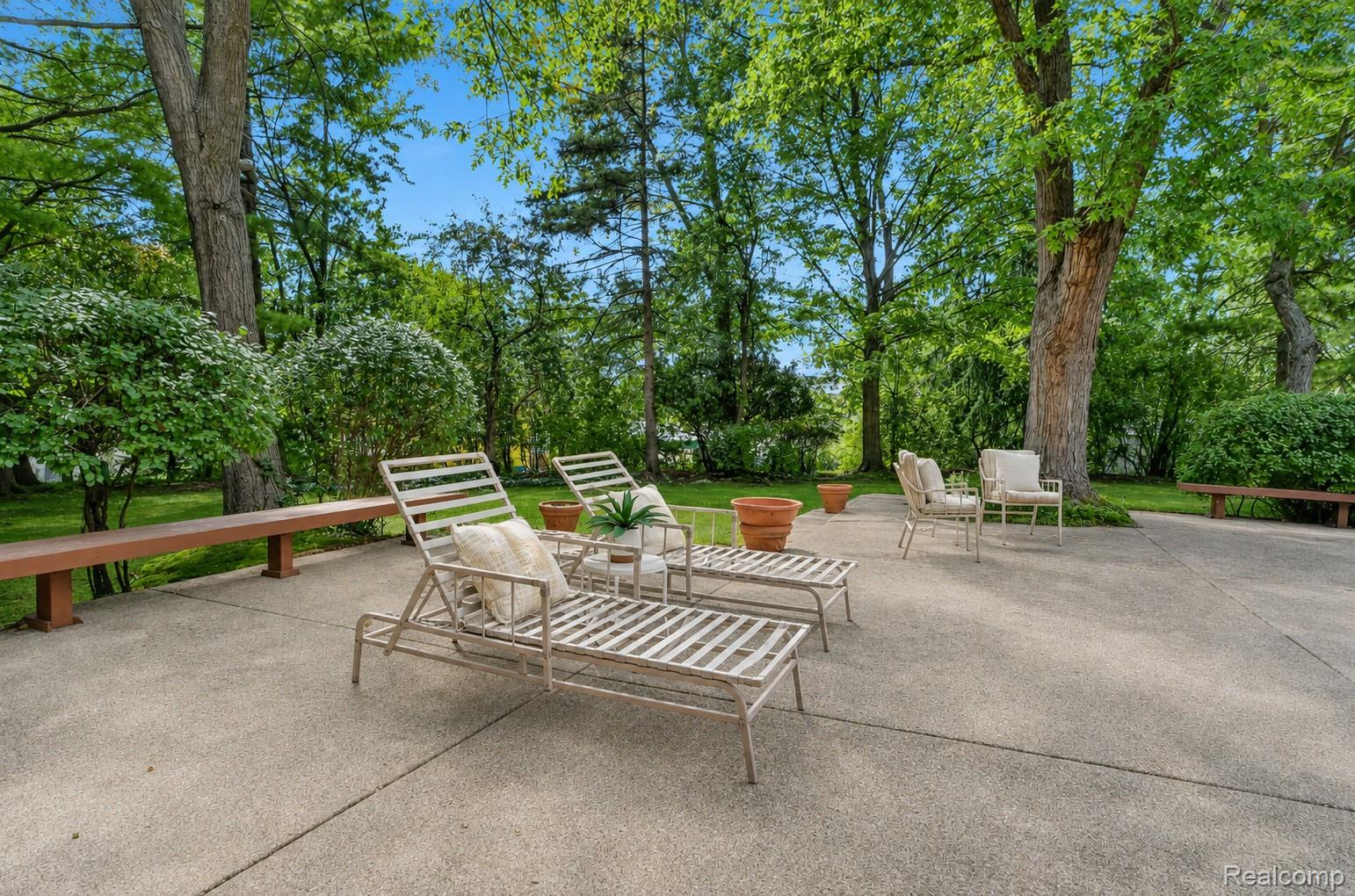 4855 Thorntree Drive