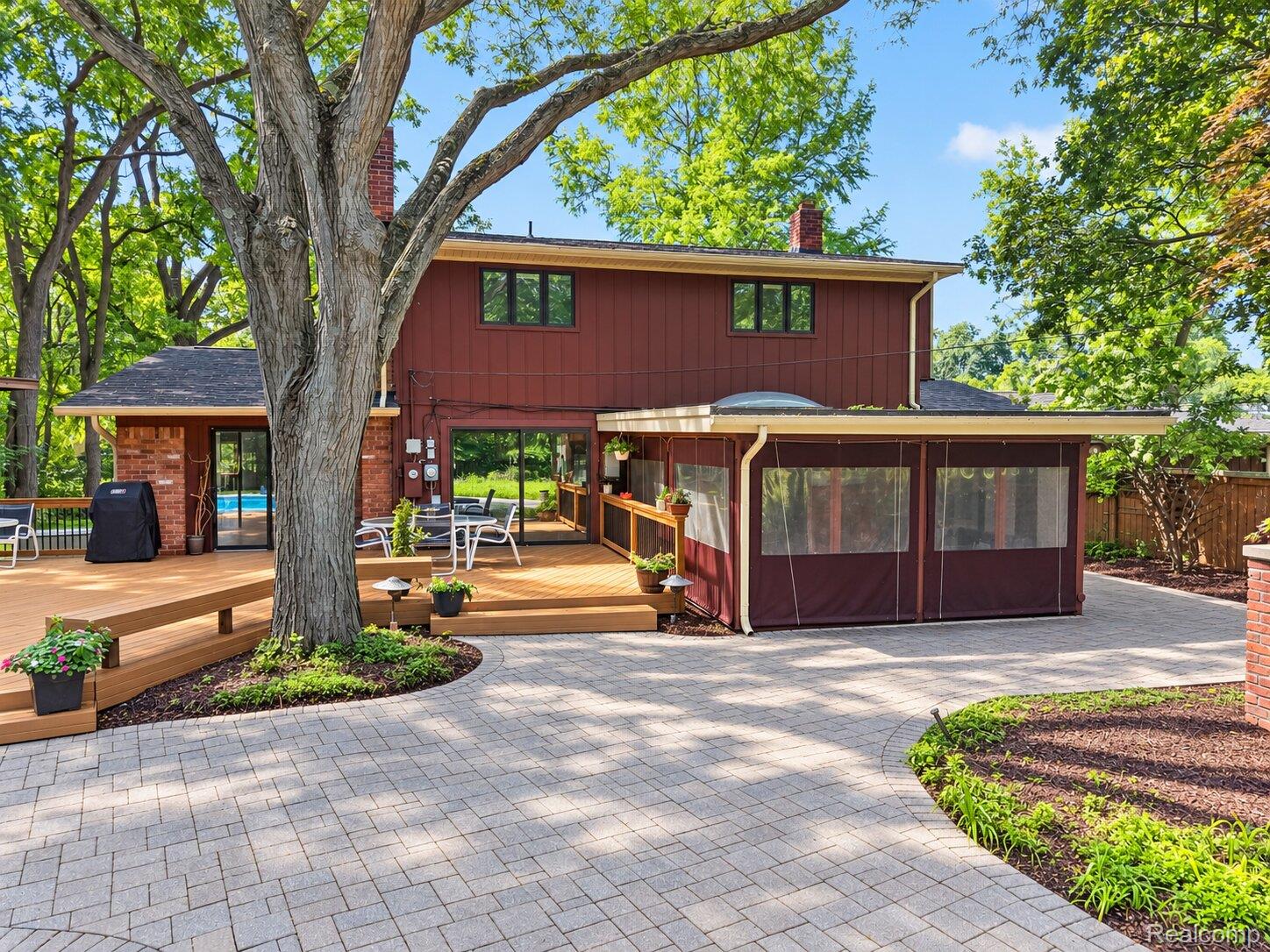 6829 E Knollwood Circle