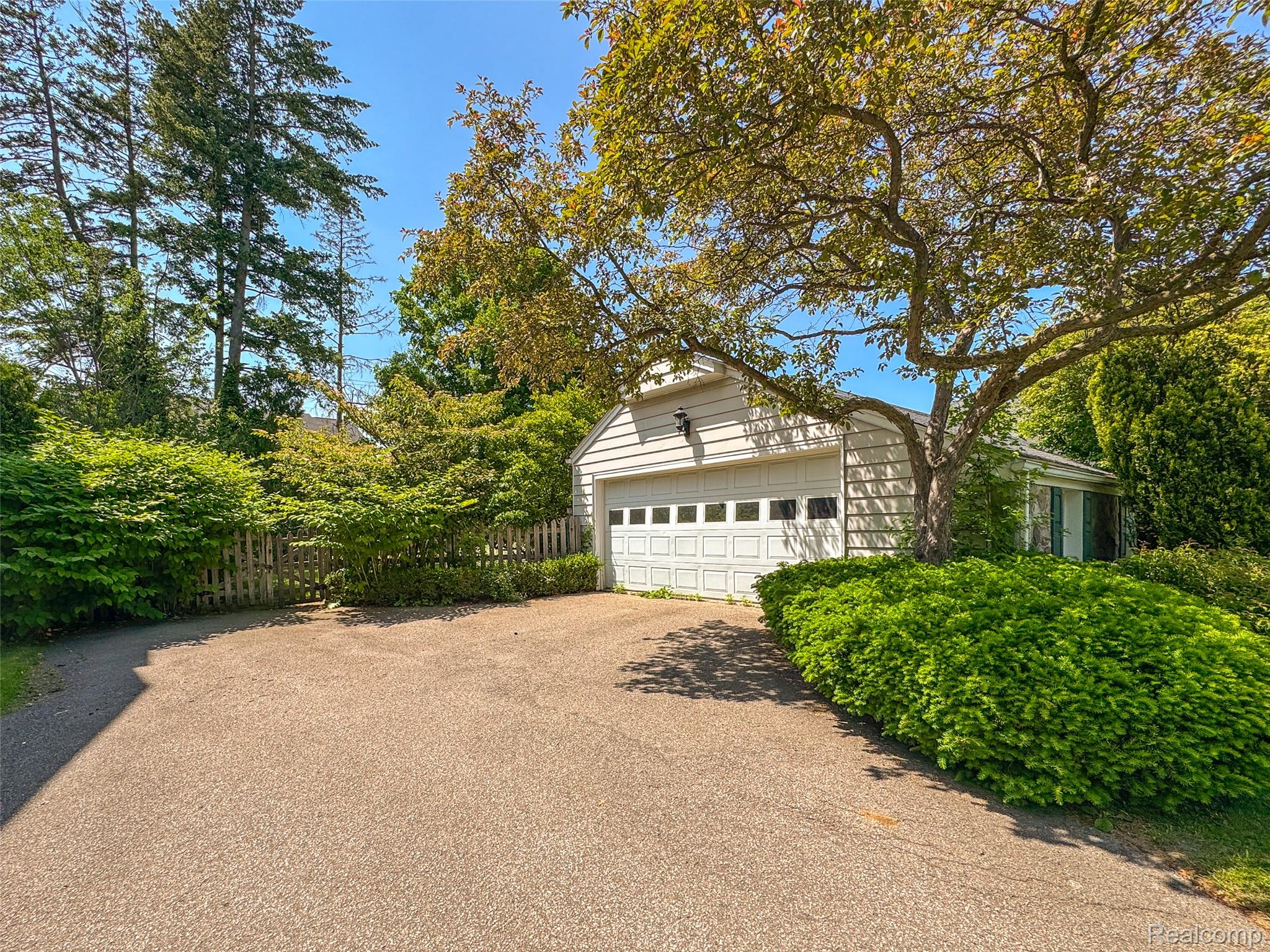 1325 Pilgrim Avenue
