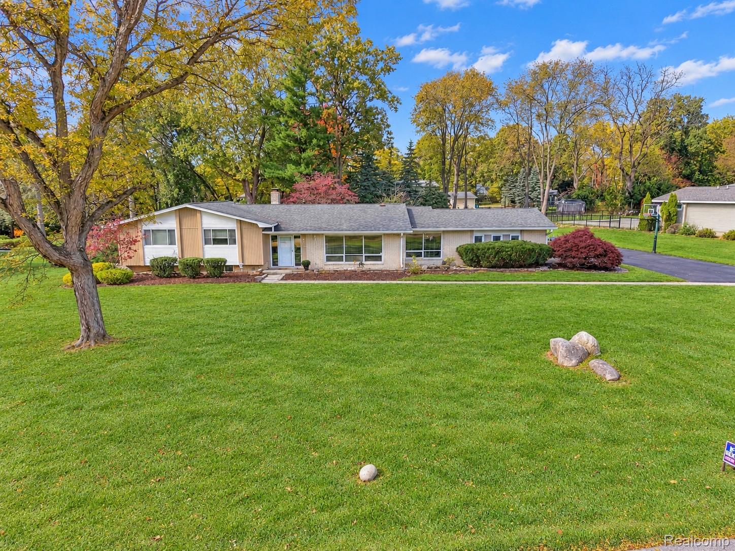 6872 E Knollwood CIR