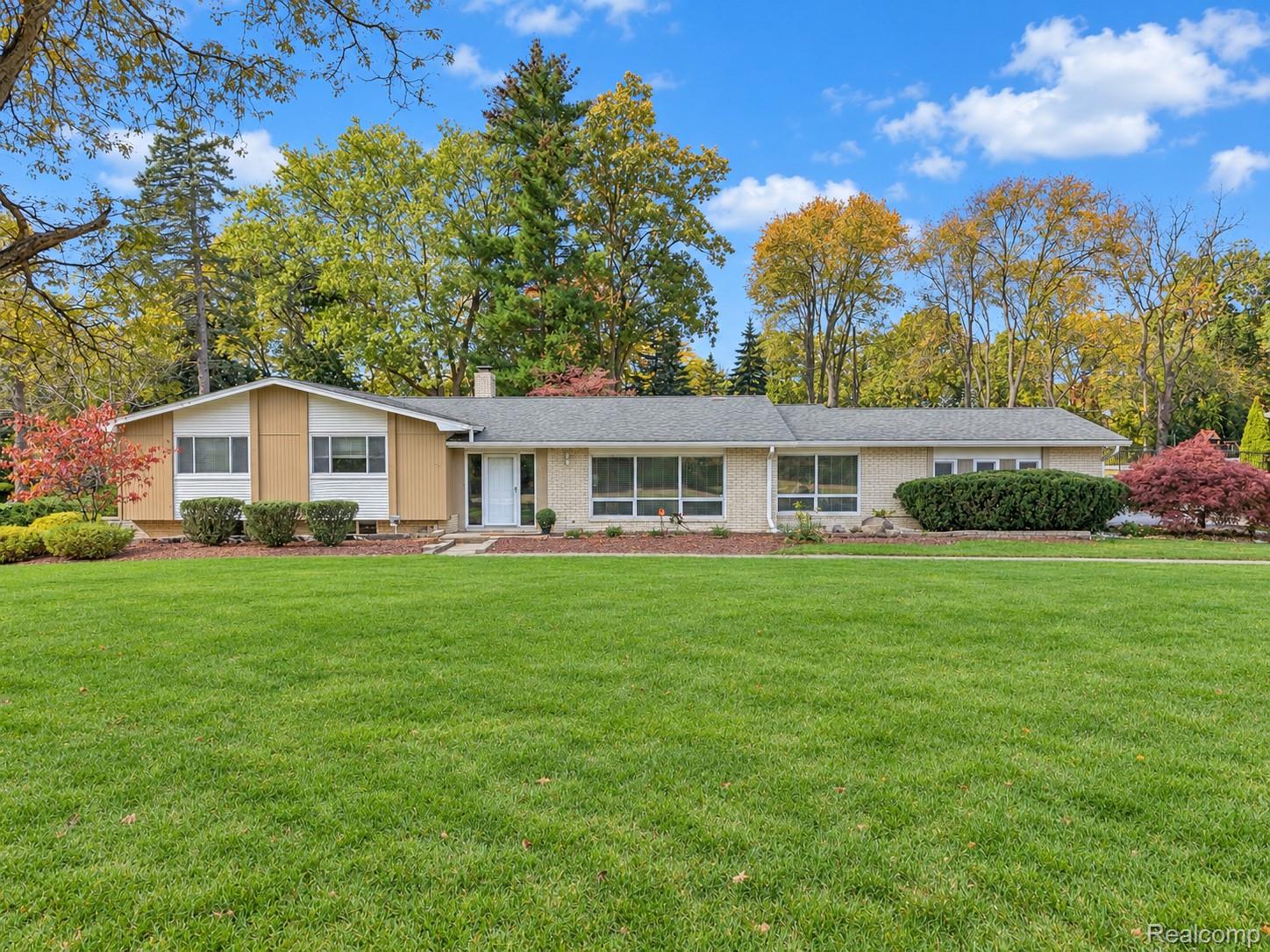6872 E Knollwood Cir West Bloomfield MI