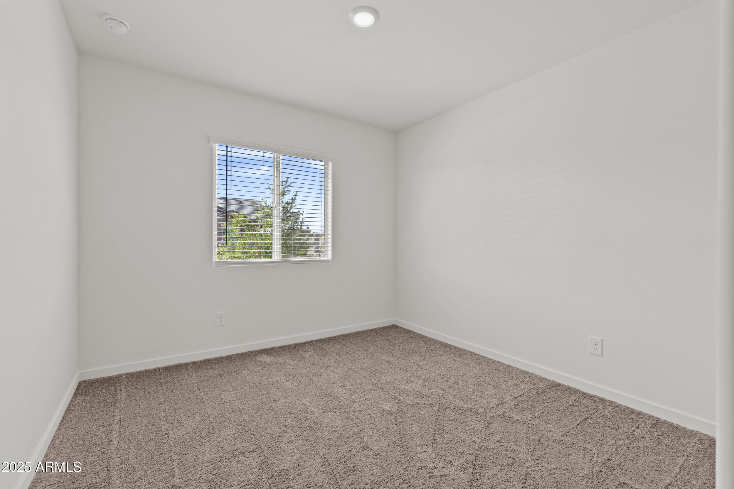 594 W CROWNED DOVE Trail