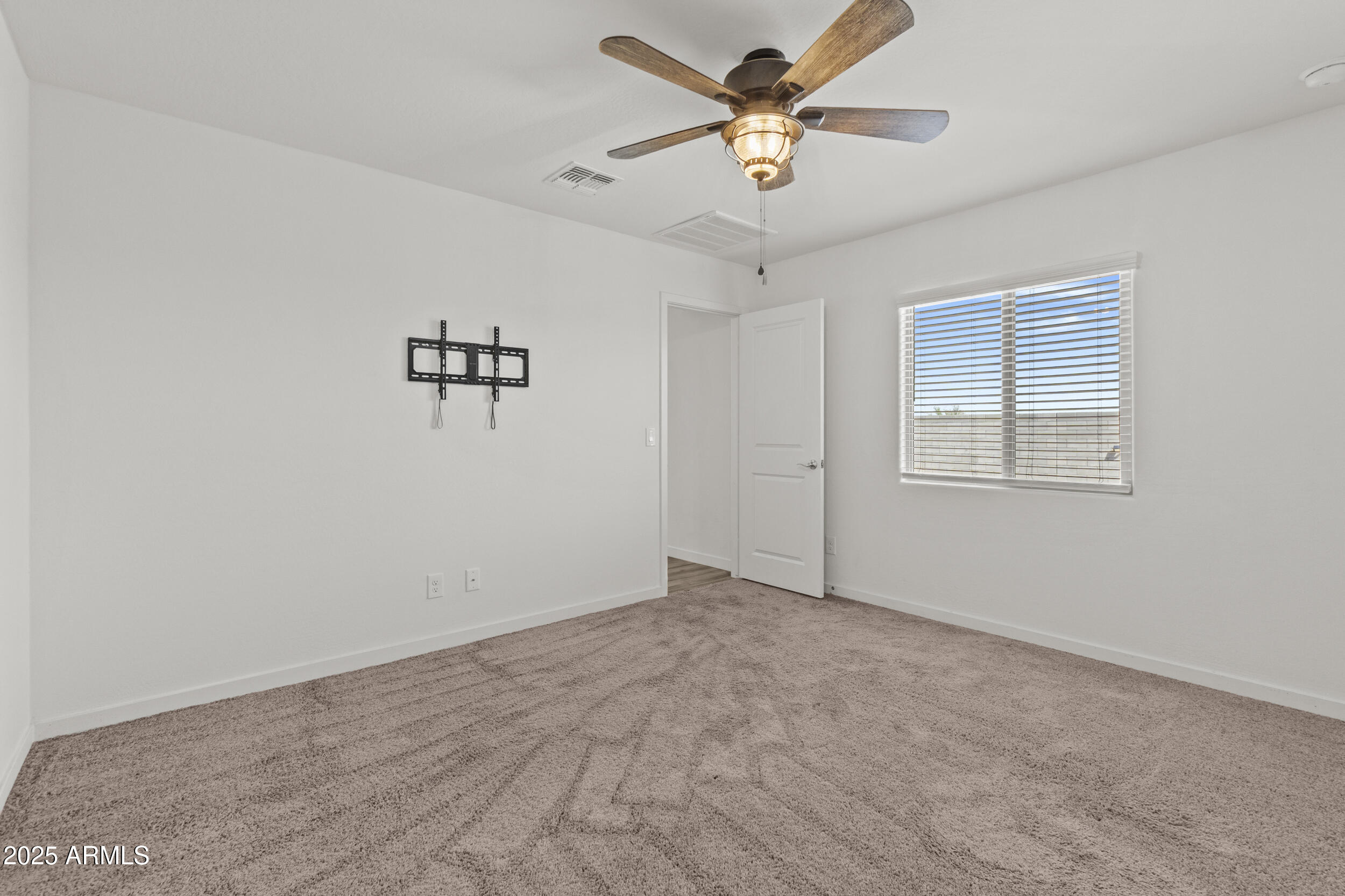 594 W CROWNED DOVE Trail