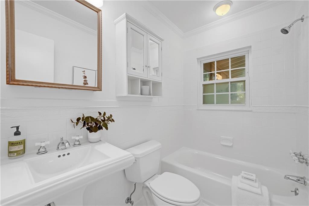 2064 Edinburgh Terrace NE