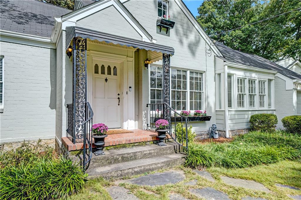 2064 Edinburgh Terrace NE