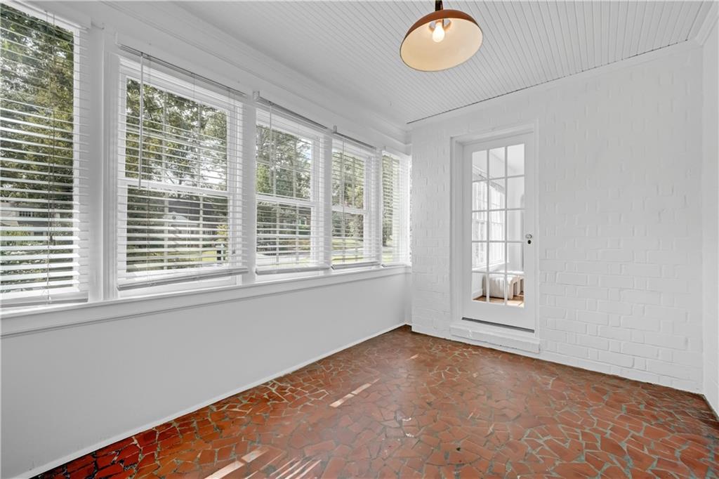 2064 Edinburgh Terrace NE