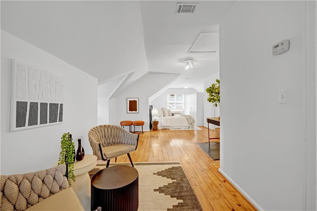 2064 Edinburgh Terrace NE