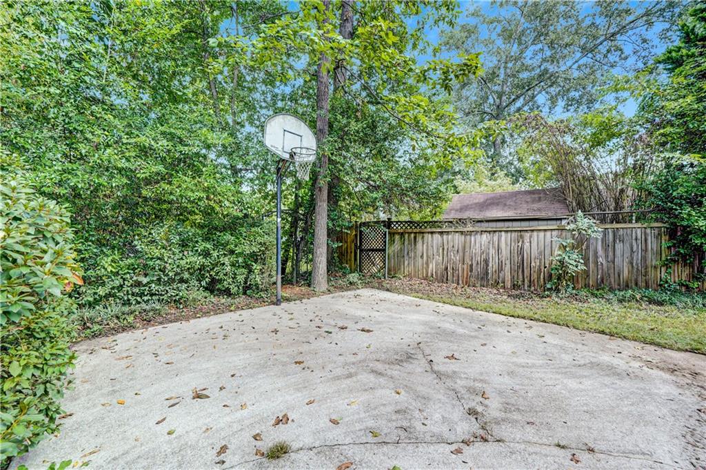 2064 Edinburgh Terrace NE