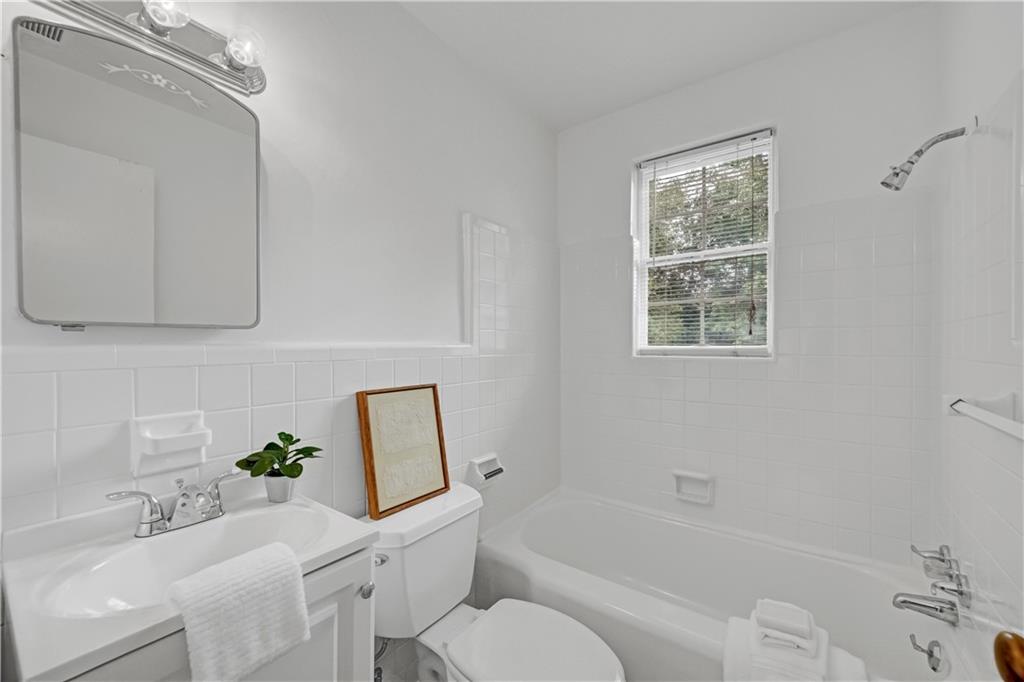 2064 Edinburgh Terrace NE