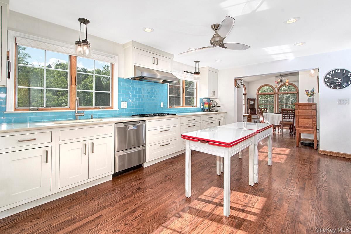 1015 Shore Acres Drive