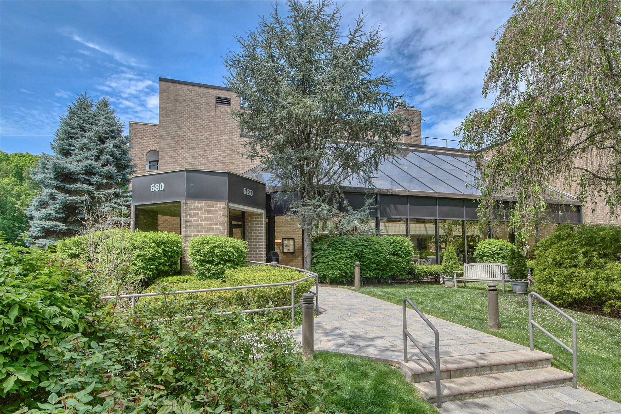 680 W Boston Post Road Unit: 3R