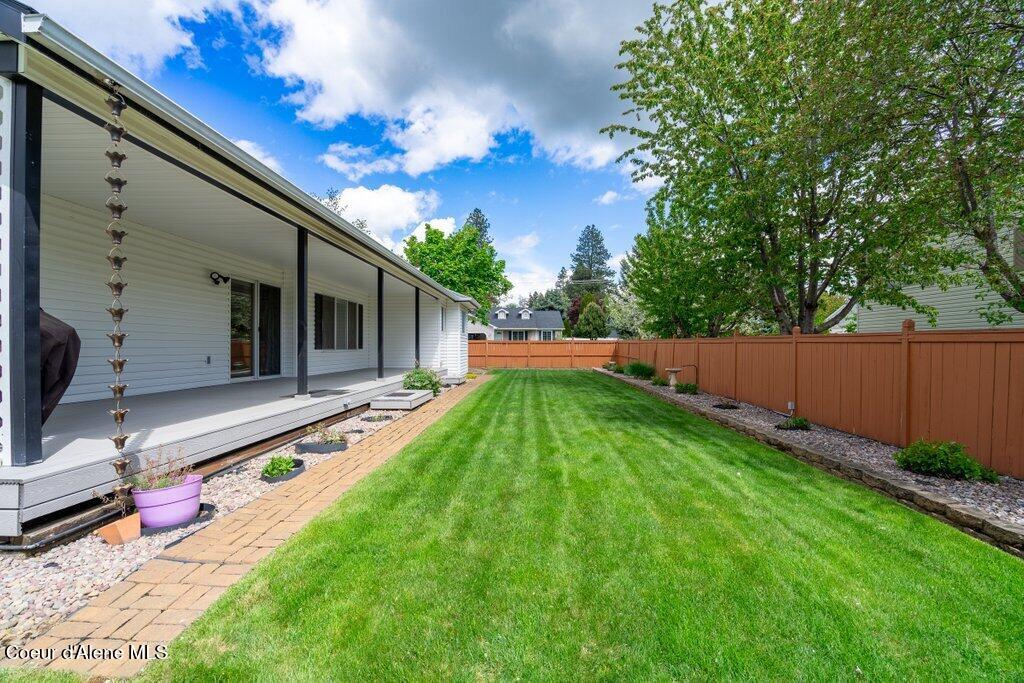 8716 N CLOVERLEAF DR