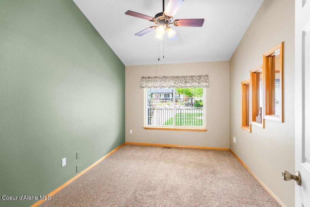 8716 N CLOVERLEAF DR