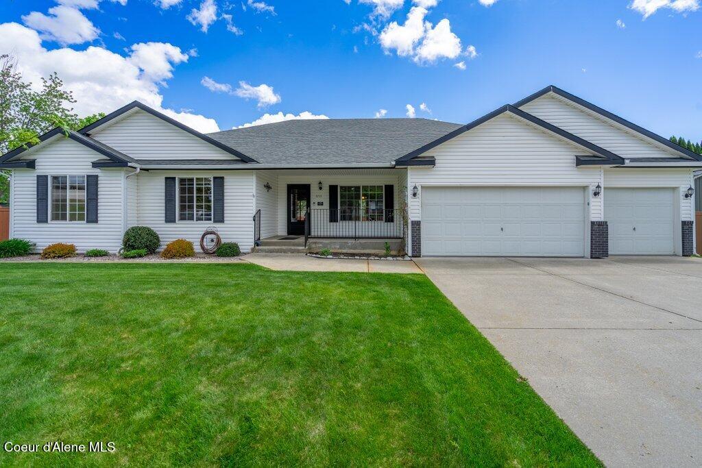 8716 N CLOVERLEAF DR