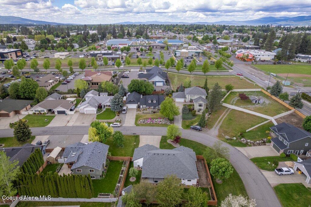 8716 N CLOVERLEAF DR