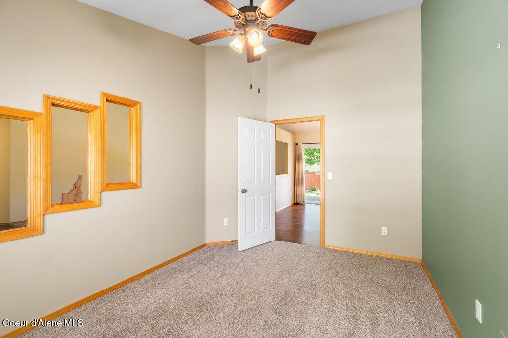 8716 N CLOVERLEAF DR