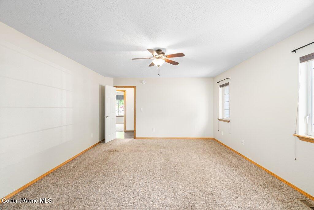 8716 N CLOVERLEAF DR