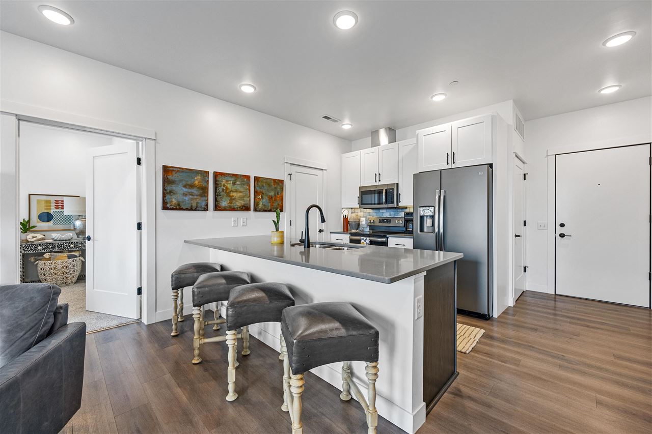 300 S Clinton Unit: 709