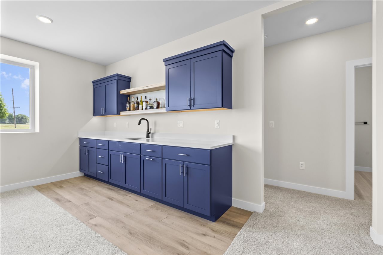 916 Long Dr