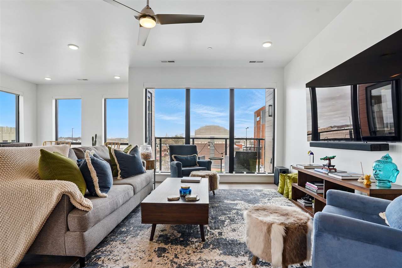 300 S Clinton St Unit: 502