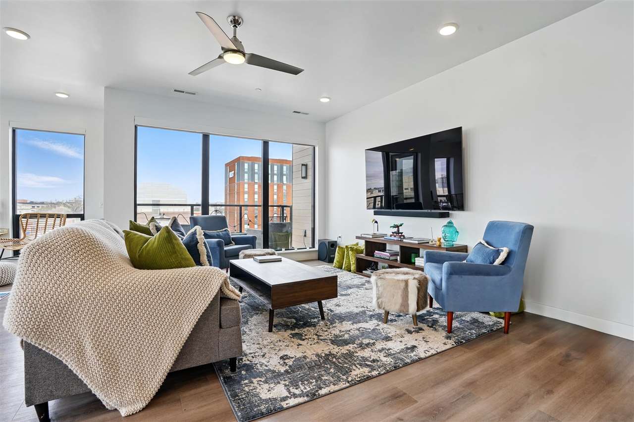 300 S Clinton St Unit: 502