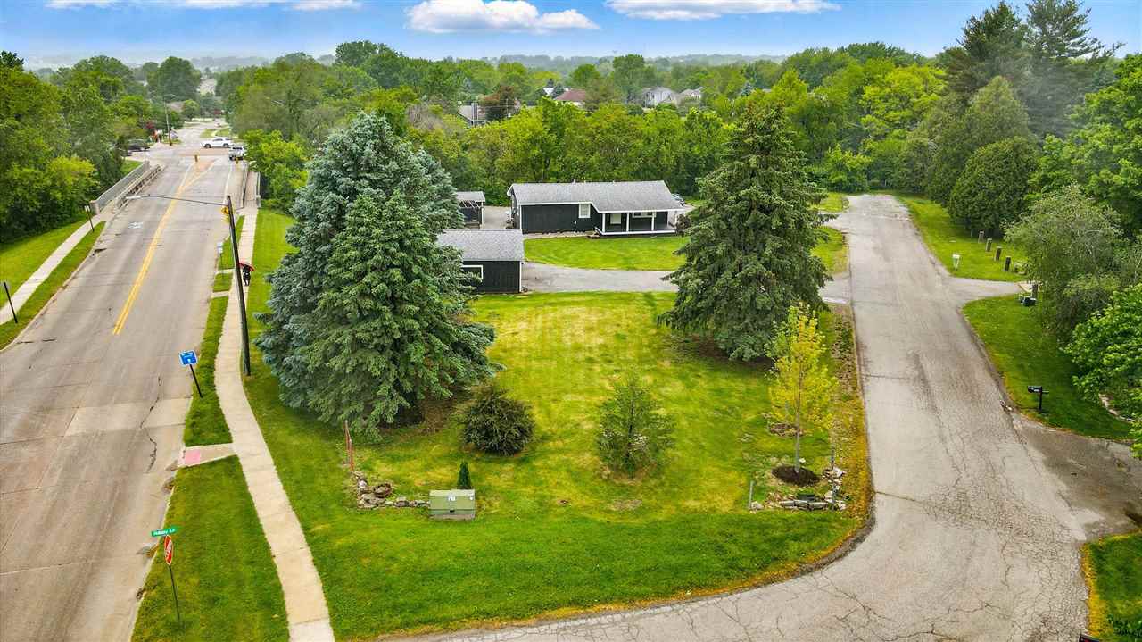 905 Holiday Ln