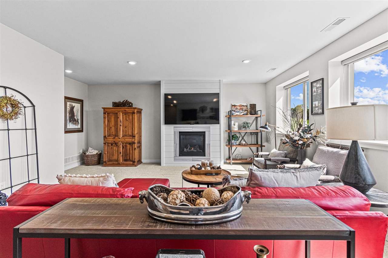 916 Long Dr