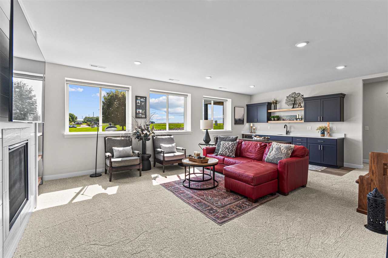 916 Long Dr