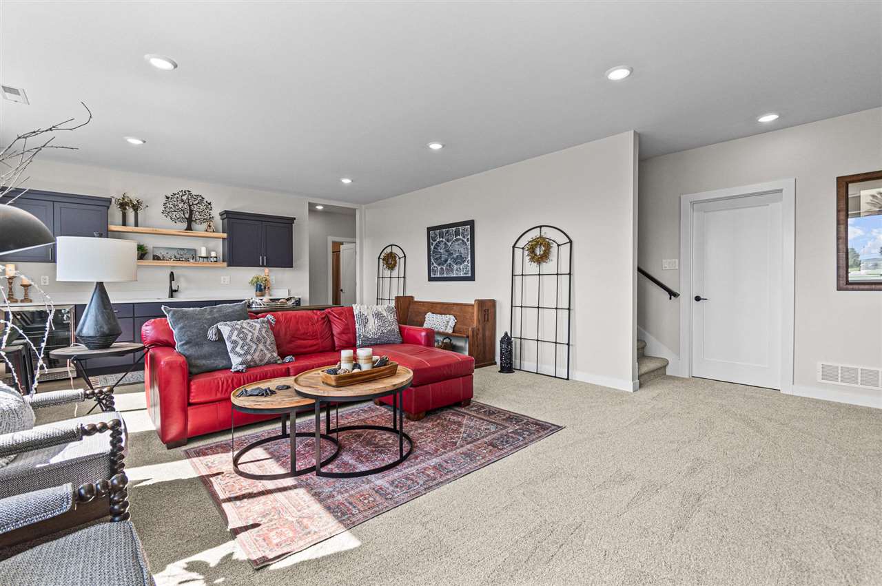 916 Long Dr