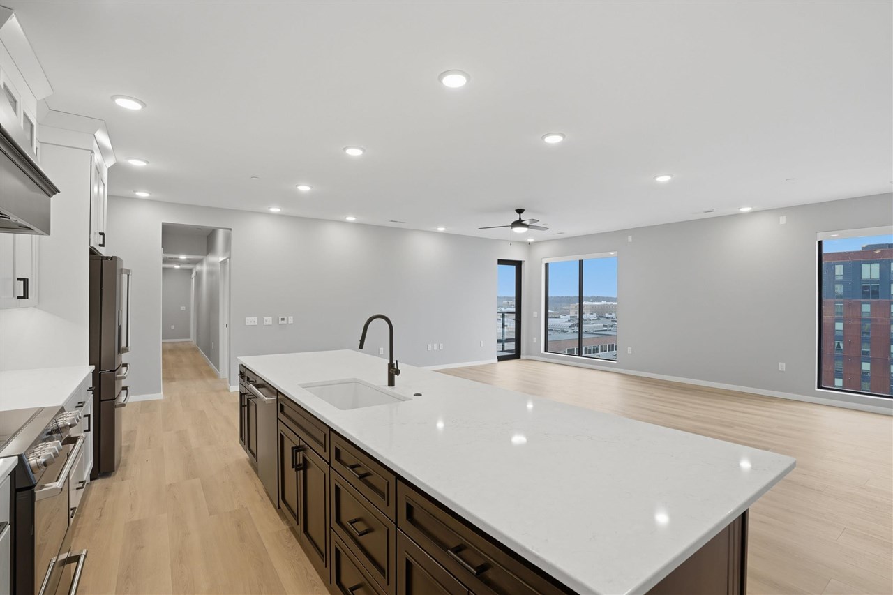 300 S Clinton St Unit: 706