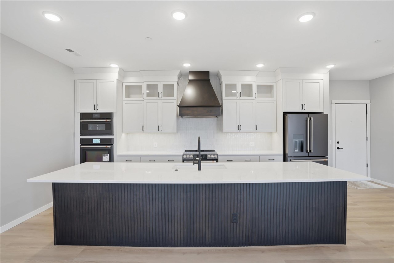 300 S Clinton St Unit: 706