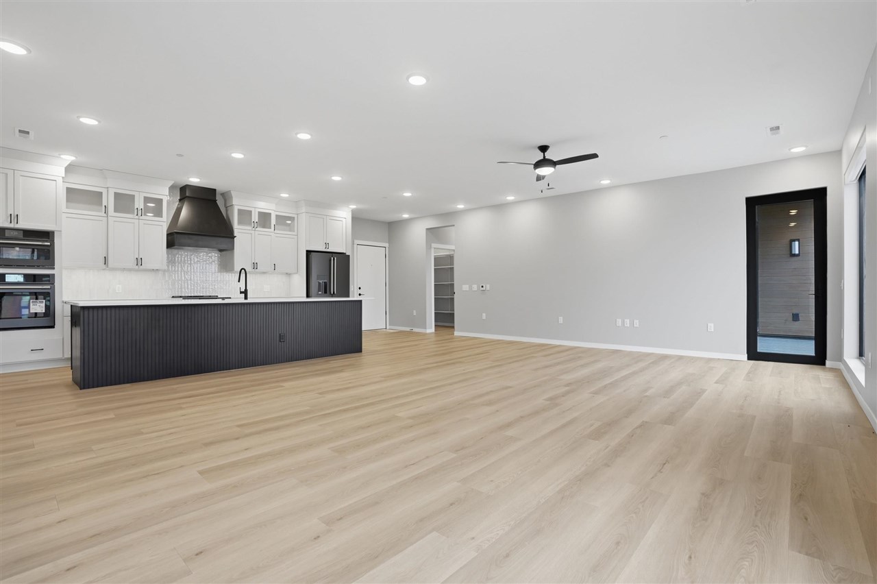 300 S Clinton St Unit: 706