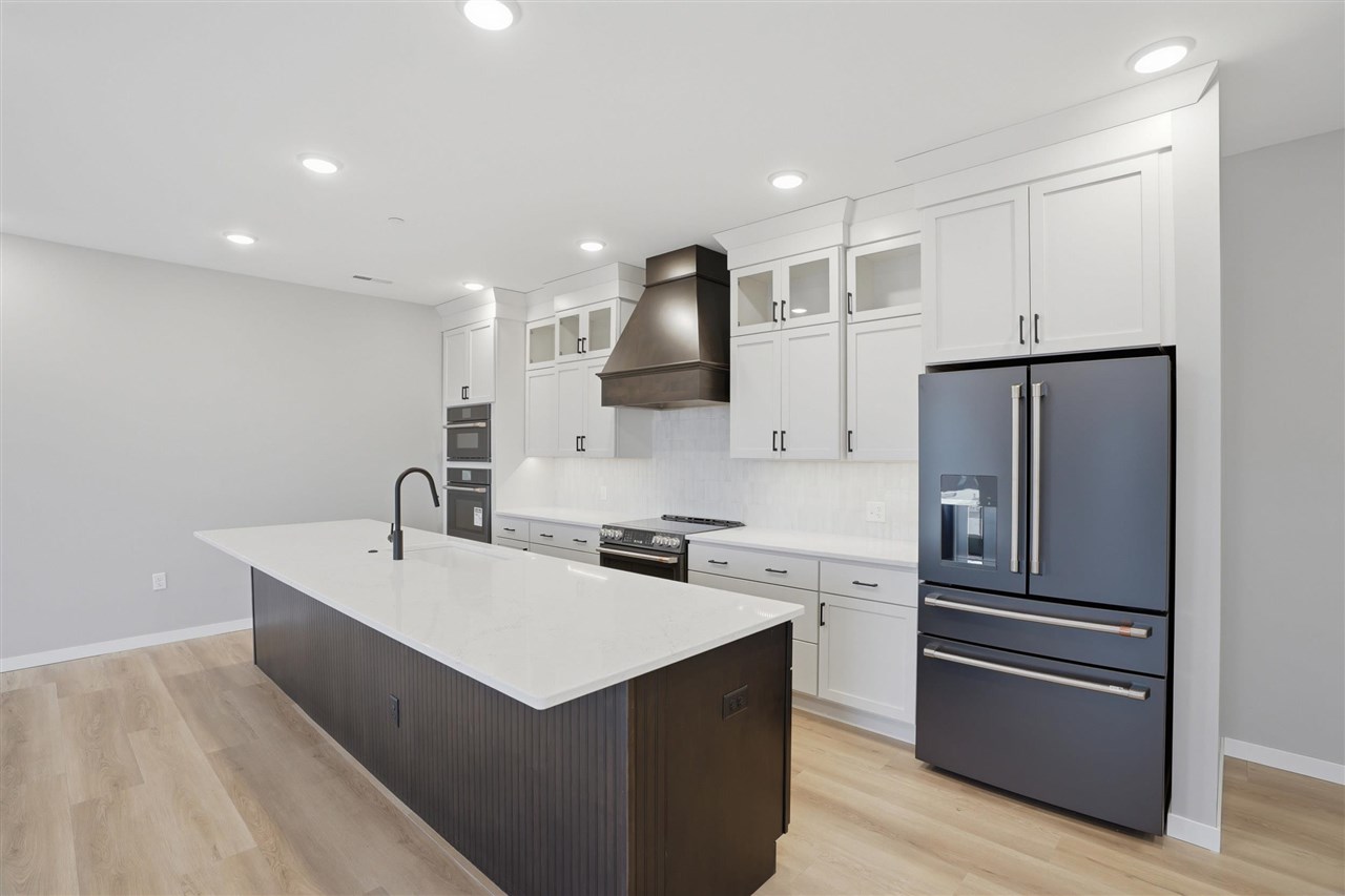 300 S Clinton St Unit: 706